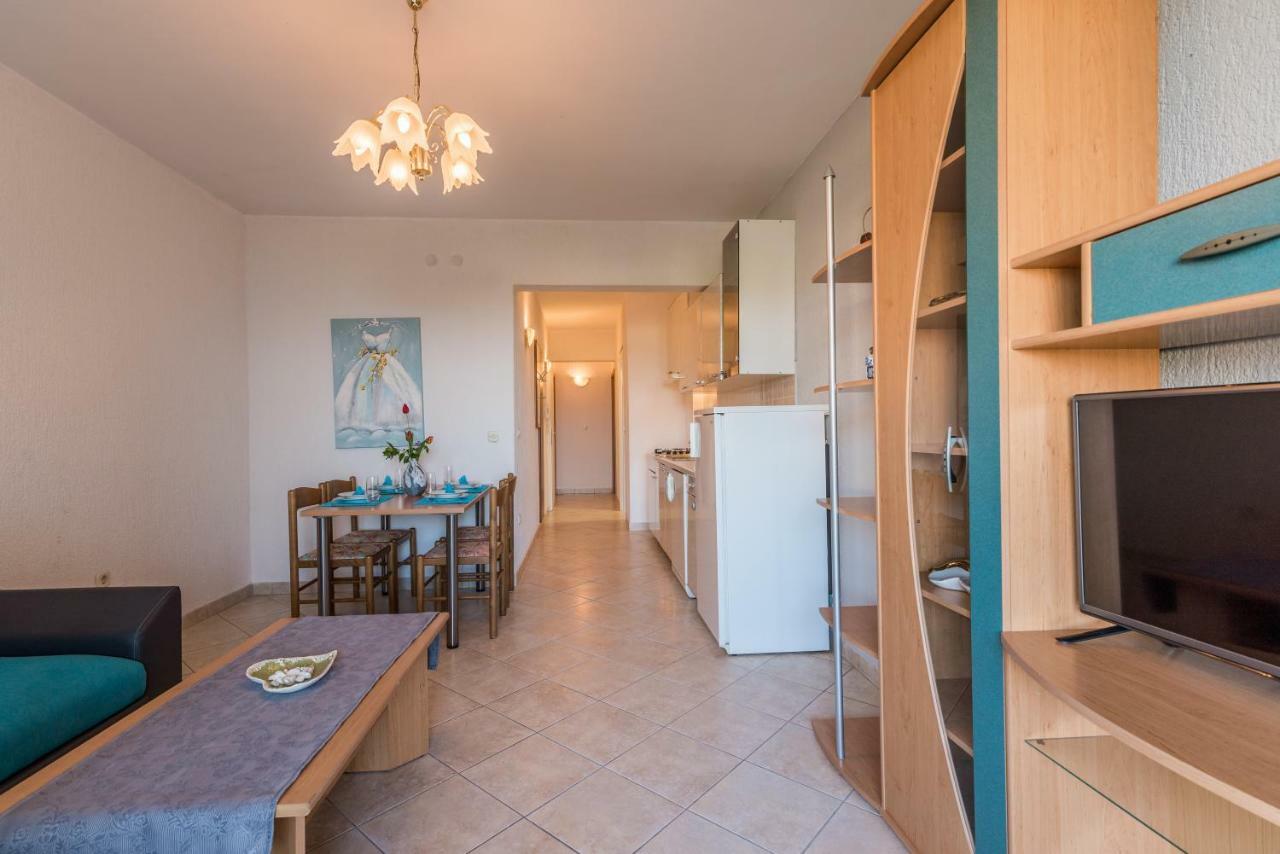 Pansion Dujmovic 1 Apartamento Malinska Exterior foto