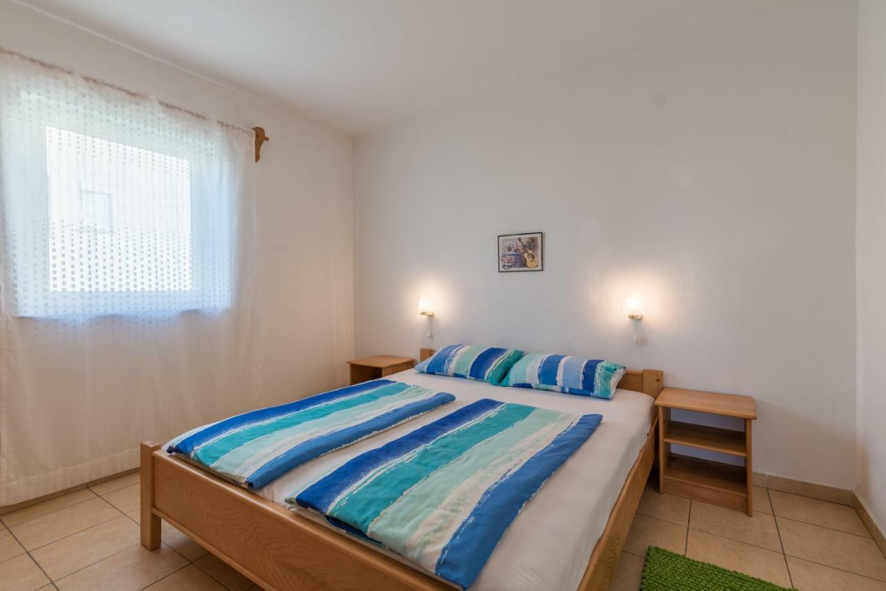 Pansion Dujmovic 1 Apartamento Malinska Exterior foto