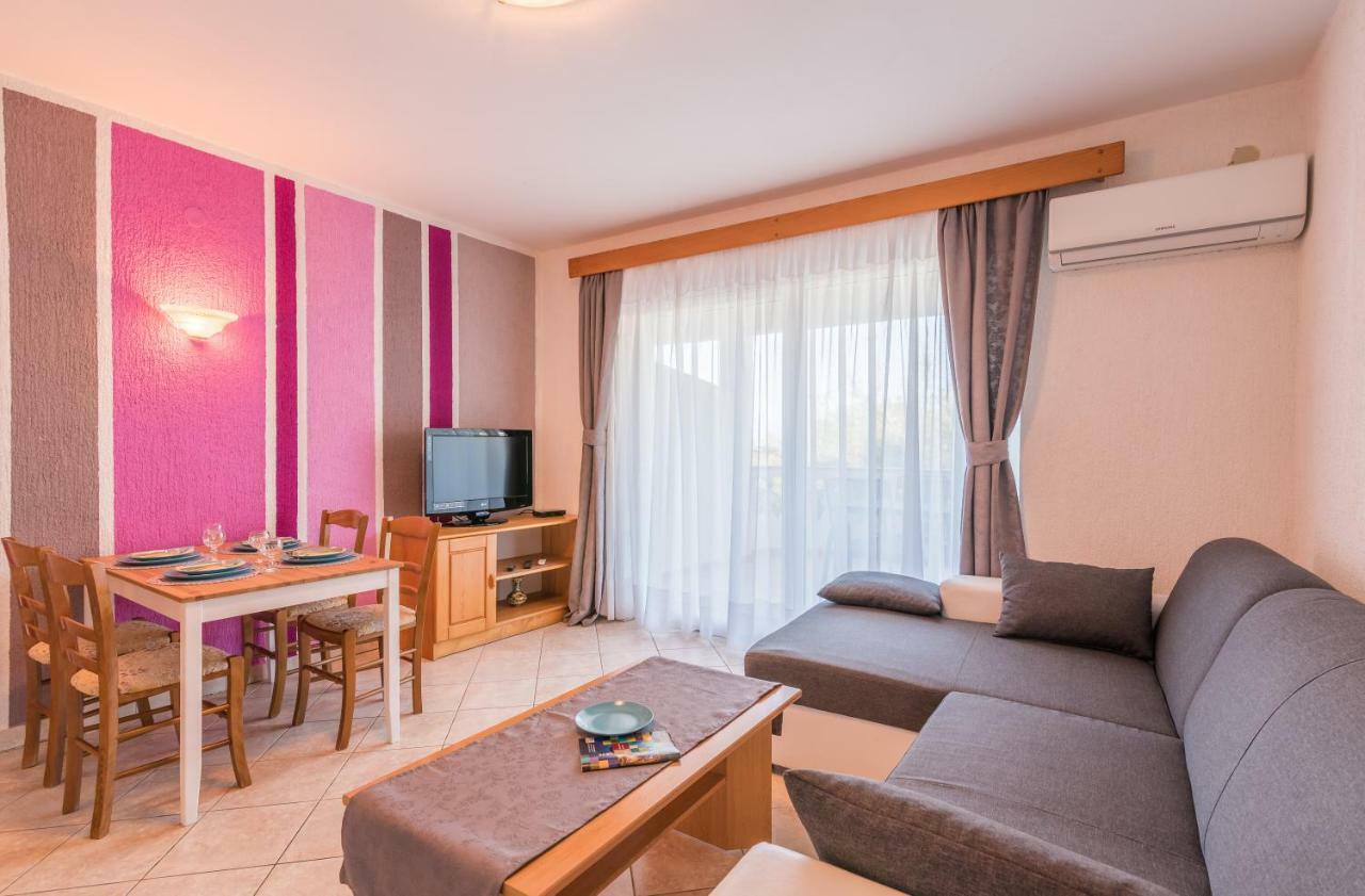 Pansion Dujmovic 1 Apartamento Malinska Exterior foto